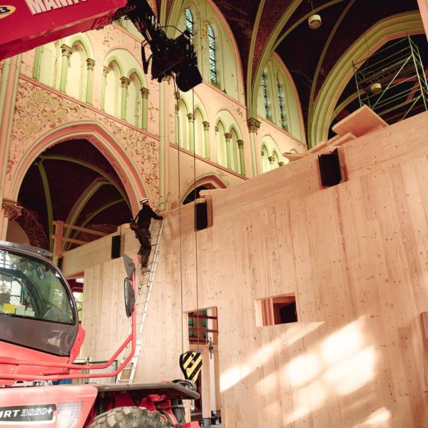 Sint Amandsberg, verbouwing van een kerk