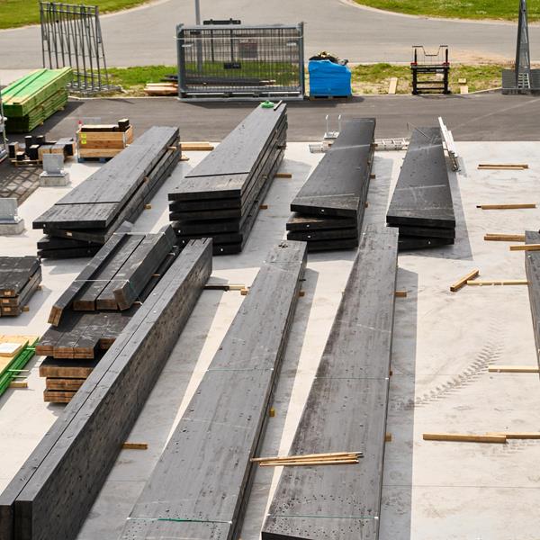 Poutres BSH imprégnées en sombre après l’usinage CNC