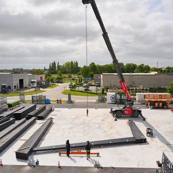 Éléments en bois prémontés pour l’extension de l’entrepôt à Kortemark