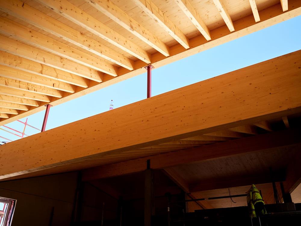 BSH-Träger aus etwa 38 m³ Fichte während der Installation