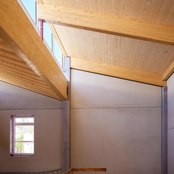 Kombiniertes Tragwerk aus CLT und BSH für den modernen Hallenbau