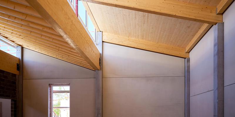 Vormontage van houtelementen voor het Acasus-onderzoekscentrum