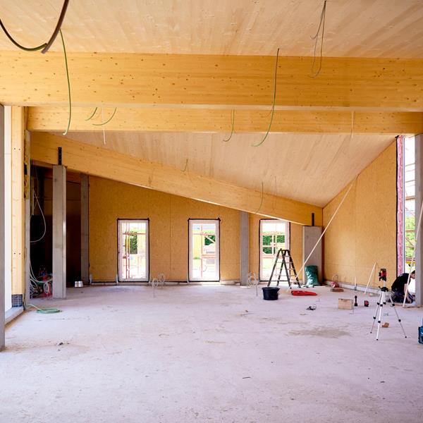 Montage der CLT-Elemente für den Hallenbau des Forschungszentrums in Veurne