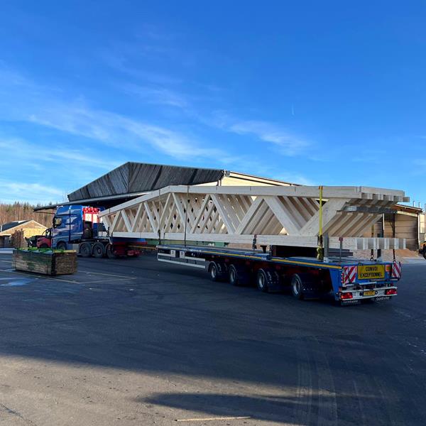 Sondertransport der vormontierten Holzbauelemente zur Baustelle