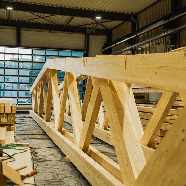 Vormontierte BSH-Bauteile für die Produktionshalle von Schiller