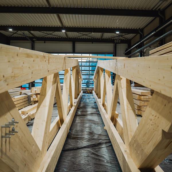 CNC-abgebundene Träger aus Fichte für den Gewerbebau in Roetgen