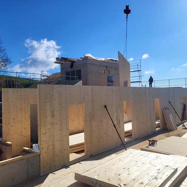 Montage des éléments CLT grand format pour le Päerd’s Atelier à Merscheid